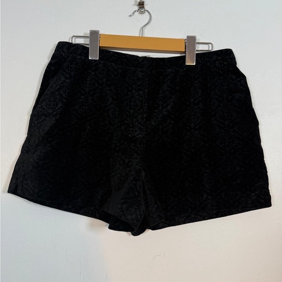 Forever 21 Black Velvet Damask Shorts Women’s Size L - Picture 2 of 7